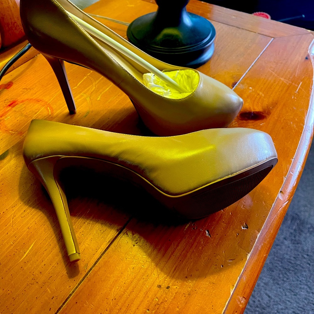 High heels - Picture 2 of 3